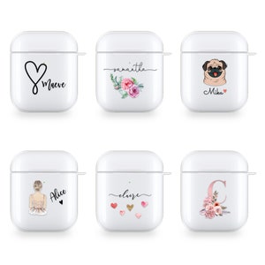 Op de afbeelding: Zes verschillende Airpod-hoesjes met gepersonaliseerde ontwerpen. De hoesjes zijn wit en hebben verschillende ontwerpen, waaronder een hart met de naam "Maeve", een bloemenontwerp met de naam "Samantha", een mops met de naam "Mika", een ballerina met de naam "Alice", een bloemenontwerp met de naam "Claire" en een bloemenontwerp met de letter "C".