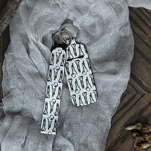 Spooky Bones Lip Balm Holder Keychain, Broken Bones Stick Balm Holder Keyring, Goth Lip Gloss Keychain, Skeleton Gothic Keychain Gift
