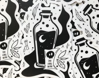 Pegatina "Te hechicé" / Esqueleto de calavera gótica negra en tarro de cristal, poción de Halloween, cristales de galaxia espeluznante