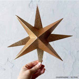 Grandes estrellas de papel 3D de 8 puntas con un toque celestial y caprichoso, ideales para decorar centros de mesa o estanterías.