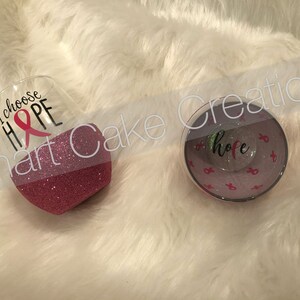 Verre à vin pailleté Peek-a-Boo sur le thème de la sensibilisation au cancer du sein (rose et blanc) Verre à vin sans pied de 20 oz - c&#39;est un excellent cadeau !
