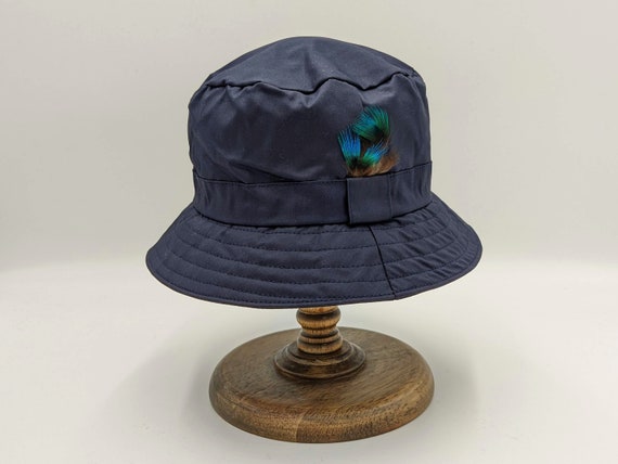 OSEVALE Waxed Bucket Hat With Feather 