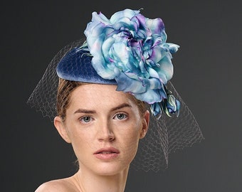 Cocktailhoed met blauwe bloem.Royal Ascot fascinator.Derbyhoed voor dames.Voilette.Hoed met zijden sluier.Blauwe hoed.Exclusieve hoofdtooi.Hoofddeksel