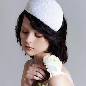 Hochzeitshut. Braut weiß minimalit Stil Hut. Braut Kopfschmuck. mit zart funkelnden Pailletten. Hochzeit headwear.Bridal Mini Hut Fascinator Bild 1