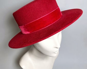 Deckeldose. Stylischer dunkelroter Boater-Hut. Handgefertigter roter Hut. Canotier Filz Haarschmuck. Damen rote Bonnet-Mütze.