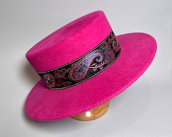 Canotier hat. Fuchsia pink boater hat with tapestry ribbon and trendy paisley pattern. Western pink felt hat. Women's pink bonnet headpiece