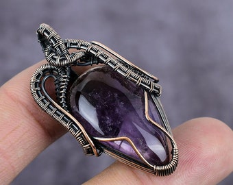 Colgante de amatista hecho a mano con alambre de cobre: joyería de piedras preciosas única.