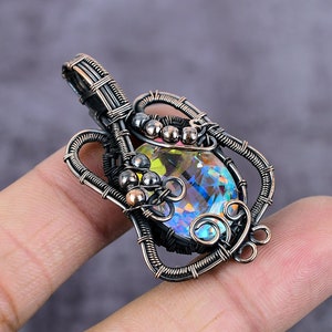 Handgefertigter Mystic Topaz Anhänger aus Kupferdraht gewickelt: Edelstein Schmuck
