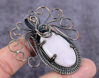 Colgante de kunzita rosa hecho a mano: joyería de piedras preciosas envueltas en alambre de cobre