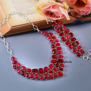 Può includere: Un set di collana e braccialetto in argento con una doppia fila di pietre preziose rosa sfaccettate. La collana ha una chiusura a moschettone e il braccialetto ha una chiusura a scorrimento.