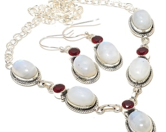 Collar y aretes de piedra lunar arcoíris: conjunto de joyas de granate bañadas en plata