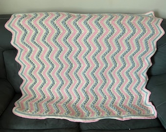 Handgemachte gehäkelte Babydecke, weiche Pastellfarben, Babypartygeschenk