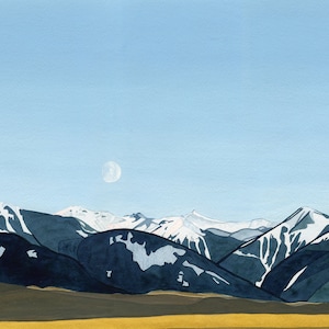 Puede incluir: Una pintura de acuarela de una cordillera con picos cubiertos de nieve contra un cielo azul claro. La luna es visible en la esquina superior derecha de la imagen.