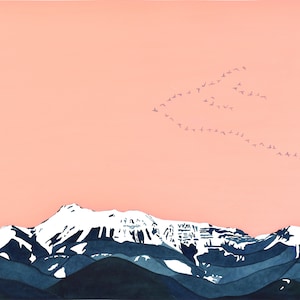 Puede incluir: Una impresión de paisaje que presenta una cordillera con picos nevados y estribaciones azul oscuro bajo un cielo rosa. Una bandada de pájaros vuela por el cielo. La obra de arte tiene un estilo minimalista.