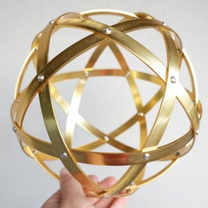 Genesa Pentasfär i förgylld aluminium, 21 cm eller 31 cm – Helig geometri, meditation, energibalansering, andlig dekor