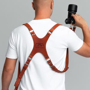 Puede incluir: Un letrero de madera rústica con el texto "Welcome to our home" en letras blancas. El letrero presenta un acabado envejecido y un diseño sencillo y acogedor, perfecto para un porche o entrada.