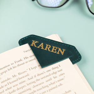 Può includere: Un set di tre tazze in ceramica con finitura opaca e macchiettata. Le tazze sono nei toni del crema, grigio chiaro e grigio scuro. Ogni tazza ha un design semplice e minimalista e un manico arrotondato.