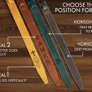 Puede incluir: Una selecci&oacute;n de correas de guitarra personalizadas en varios colores, incluyendo amarillo, marr&oacute;n, verde azulado y gris. Las correas presentan opciones de texto grabado, con ejemplos de nombres, frases y un dise&ntilde;o de cruz. La imagen tambi&eacute;n muestra opciones de colocaci&oacute;n de texto.