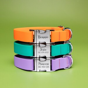 Puede incluir: Tres collares para perros apilados en naranja, turquesa y morado. Cada collar tiene una hebilla plateada con un nombre y un n&uacute;mero de tel&eacute;fono grabados. El collar superior dice "Bonnie", el del medio "Josie" y el inferior "Princess".