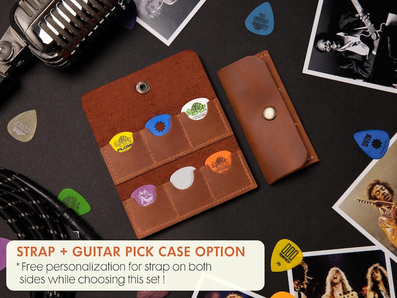 Puede incluir: Estuche de cuero marr&oacute;n para p&uacute;as de guitarra con varias p&uacute;as de colores. El estuche est&aacute; abierto, revelando varias p&uacute;as con varios dise&ntilde;os. Un estuche a juego cerrado est&aacute; al lado. La imagen incluye un micr&oacute;fono y fotos.