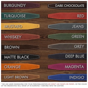 Puede incluir: Una selecci&oacute;n de correas de guitarra de cuero en varios colores, incluyendo burdeos, turquesa, mostaza, whisky, marr&oacute;n, negro mate, naranja, marr&oacute;n claro, chocolate oscuro, rojo, vaquero, verde, gris, azul oscuro, magenta e &iacute;ndigo.