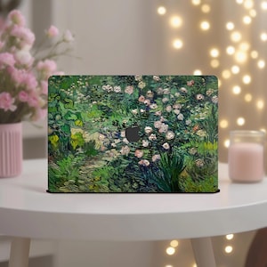 Può includere: Una skin per laptop con un dipinto impressionista di un giardino con fiori rosa e bianchi, un rigoglioso fogliame verde e un sentiero tortuoso. Il design ricorda un'opera d'arte classica, aggiungendo un tocco artistico al dispositivo.
