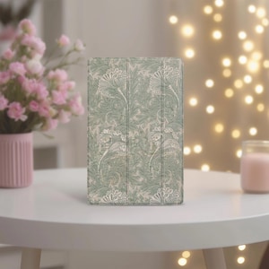 Puede incluir: Un letrero de madera rústica con el texto "Welcome to our home" en letras blancas. El letrero presenta un acabado envejecido y un diseño simple y acogedor, perfecto para la decoración de la entrada.