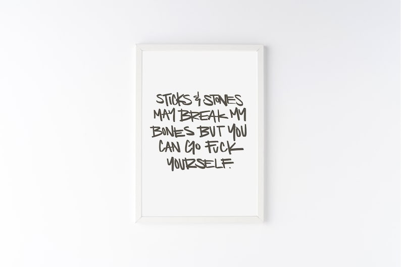 Puede incluir: Impresi&oacute;n enmarcada con el texto "Sticks & Stones May Break My Bones But You Can Go Fuck Yourself" en un estilo audaz y manuscrito. El texto es negro sobre un fondo blanco, enmarcado en un borde blanco.