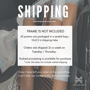 Op de afbeelding: Een close-up van een bruine kartonnen buis met de tekst "SHIPPING" in witte letters. De tekst "FRAME IS NOT INCLUDED" is ook zichtbaar. Alle posters worden verpakt in een verzegelde zak + 12x2.5 in shipping tube. Bestellingen worden 2x per week verzonden op dinsdag + donderdag. Versnelde verwerking is beschikbaar voor aankoop *opmerking: dit omvat geen versnelde verzending. Zodra ik uw bestelling bij het postkantoor heb achtergelaten, kan ik u niet meer helpen met het leveringsproces. PSEUDO FORCE STUDIO is gedrukt in witte letters op een zwarte achtergrond.