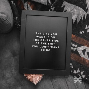 Het leven dat je wilt is aan de andere kant van de shit die je niet wilt doen, citaat van ondernemer, inspirerende kunst, succes kantoorinrichting afbeelding 2