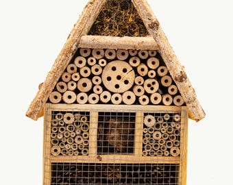 Hotel para insectos, casa para insectos hecha a mano con madera de pino y abedul, musgo, bambú, piñas y corteza de árbol. 30 x 50 cm / 11,8 x 19,7 pulgadas.
