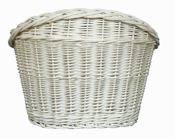 Puede incluir: Cesta de mimbre blanca con la parte superior redondeada y un diseño tejido. La cesta está hecha de materiales naturales y tiene un aspecto rústico.