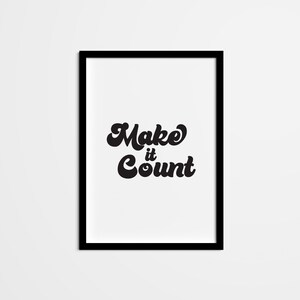 Puede incluir: Impresión enmarcada en blanco y negro con el texto "Make it count" en una fuente retro.