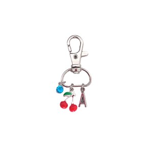 Puede incluir: Llavero de plata con una pedrería azul, un dije de cereza verde y un dije de cereza roja. El llavero también tiene un dije de letra 'A' de plata.