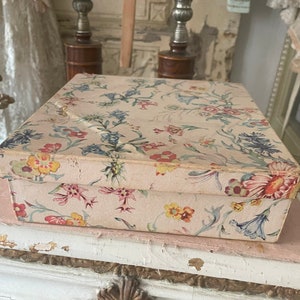 Alte Pappschachtel floral cremefarben mit bunten Blumen Blüten Schachtel Pappe Vintage Shabby Chic Brocante Landhaus
