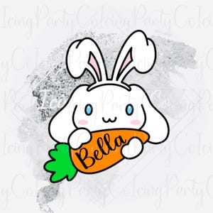 Könnte beinhalten: Ein weißer Cartoon-Hase mit blauen Augen und rosa Innenohren, der eine orangefarbene Karotte mit dem Namen "Bella" in Schwarz hält. Das Design hat einen schwarzen Umriss auf einem grau-weißen Hintergrund.