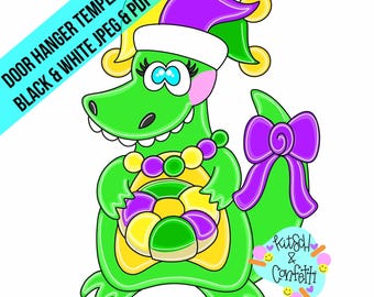 Op de afbeelding: Een digitale illustratie van een groene alligator met een paarse, groene en gele narrenmuts en een kralenketting, die een ronde taart vasthoudt. De tekst luidt DOOR HANGER TEMPLATE BLACK & WHITE JPEG & PDF en Kitsch & Confetti.