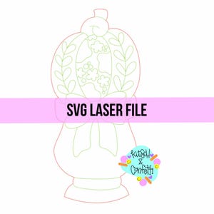 Op de afbeelding: Een groene lijn-SVG-bestand voor lasersnijden van een pompoen met een strik en bloemmotieven. De tekst "SVG LASER FILE" staat op een roze banner. De tekst "kitsch & confetti" staat op een blauwe cirkel met een hartje en smiley-gezichten.