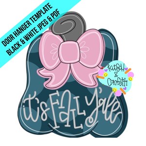 Op de afbeelding: Een tealblauwe deurhanger in de vorm van een pompoen met een roze strik en de tekst "it's fall y'all".