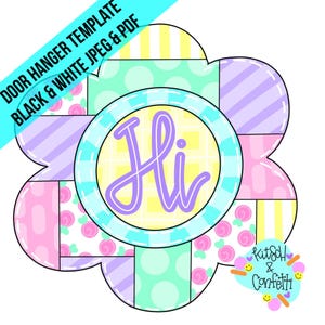 Puede incluir: Una plantilla de colgador de puerta con forma de flor con un diseño de patchwork en colores pastel. El círculo central tiene la palabra "Hi" en una fuente de escritura. La plantilla incluye el texto "DOOR HANGER TEMPLATE BLACK & WHITE JPEG & PDF".