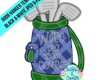 Op de afbeelding: Een digitale illustratie van een golftas met een blauw ruitpatroon en groene randen, met drie golfclubs erin. De tas bevat de tekst "We're on the course!" in een wit handschrift. Een blauwe banner toont "DOOR HANGER TEMPLATE BLACK & WHITE JPEG & PDF".