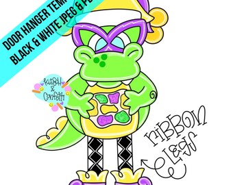 Op de afbeelding: Een digitale illustratie van een groen alligatorfiguur met een paars masker en een gele hoed, die een kleurrijk buikstuk met patronen vasthoudt. De afbeelding bevat de tekst DOOR HANGER TEMPLATE BLACK & WHITE JPEG & PDF, Kitsch & Confetti en RIBBON LEGS met een pijl die naar de zwart-wit gestreepte benen wijst.