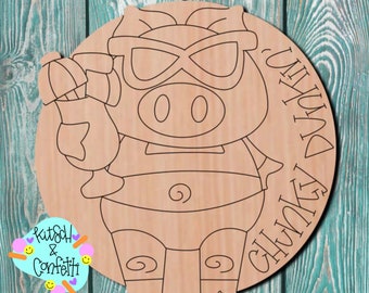 Peut inclure: Une découpe en bois d'un cochon portant des lunettes de soleil et tenant une boisson tropicale. Le cochon porte un maillot de bain et le texte "CHUNKY DUDE" est écrit autour de lui.