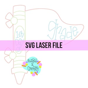 Op de afbeelding: Een digitaal lijntekeningontwerp voor een lasersnijder met een vlag in de vorm van een kleurpotlood met de tekst 1st DAY OF en Grade. Een roze horizontale banner in het midden bevat de tekst SVG LASER FILE en het Kitsch & Confetti logo.