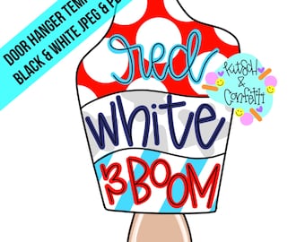 Op de afbeelding: Een patriottische deurhanger sjabloon in de vorm van een ijsje. Het ontwerp heeft rode en witte stippen, de woorden "Red, White, Boom" in blauw en rood, en een lichtbruine stok. De tekst "Door Hanger Template" staat linksboven.