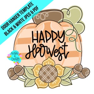 Op de afbeelding: Een pompoenvormige deurhanger sjabloon met de woorden "Happy Harvest" in zwart schrift. De pompoen is oranje met lichtoranje strepen. Een zonnebloem en bladeren staan onderaan. De tekst "Door Hanger Template Black & White JPEG & PDF" staat linksboven.
