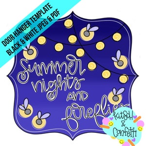 以下が含まれることがあります： 「Summer nights AND fireflies」の白い筆記体で書かれた青いドアハンガーテンプレート。デザインには黄色のホタルとストリングライトが含まれています。上部のテキストは「DOOR HANGER TEMPLATE BLACK & WHITE JPEG & PDF」と書かれています。