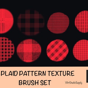 Puede incluir: Conjunto de ocho texturas de pincel digital con patrón de cuadros rojos y negros. Las texturas de pincel se muestran en formas circulares sobre un fondo negro. El texto "8 PLAID PATTERN TEXTURE BRUSH SET" se muestra debajo de las imágenes. El texto "YArtStudioSupply" se muestra en la esquina inferior derecha.