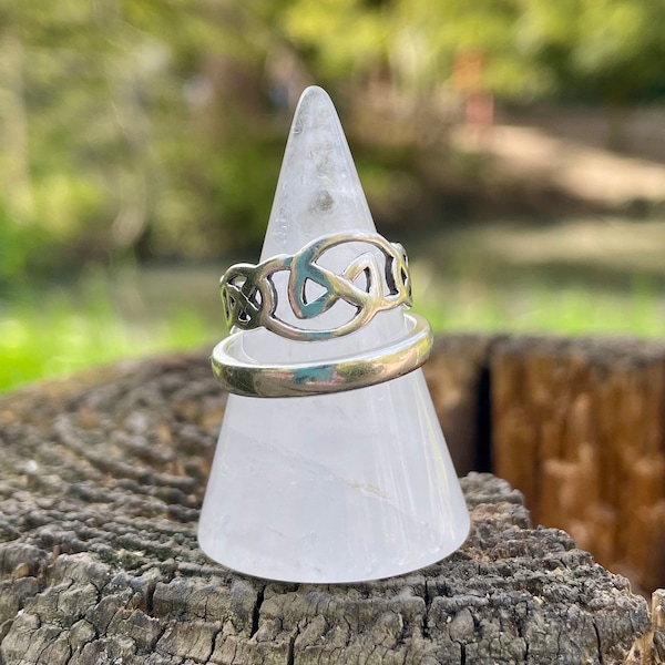 Clear quartz crystal ring holder cone, jewellery holder, ring jewelry display, white clear ring holder, crystal gift