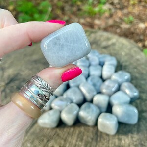 Luna rose quartz tumblestone, pocket crystals, mini polished crystals, crystals for love, pink grey rose quartz crystal, gemstones for peace imagem 3